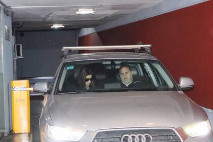 Elba Marcovecchio, al retirarse del hospital en compañía de un amigo