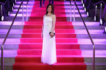 Elba Marcovecchio, la esposa de Jorge Lanata, no quiso perderse el gran evento de la moda. La abogada eligió el blanco para su vestido, al que acompañó con un clutch negro