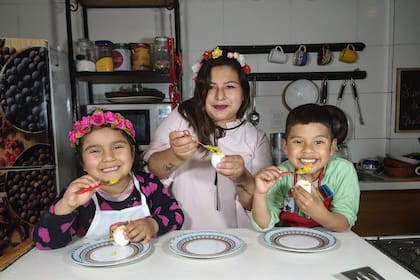 Elba Rodríguez junto a su hija y su sobrino, sus ayudantes en la cocina