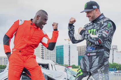 Idris Elba y el corredor Ken Block crearon Elba vs Block, un ciclo pensado como una competencia entre ellos para hacer las acrobacias automovilísticas más arriesgadas 