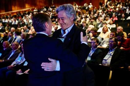 Elbio Laucirica, presidente de Coninagro, saluda a Nicolás Pino, presidente de la Rural, que la semana pasada sufrió un atentado con un paquete explosivo