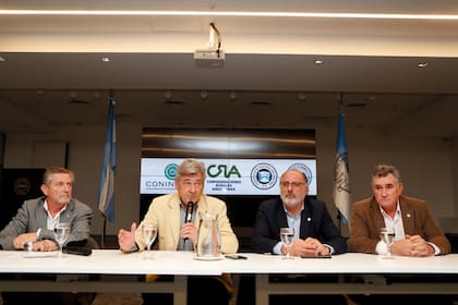 Elbio Laucirica, vicepresidente de Coninagro; Nicolás Pino, presidente de la Sociedad Rural Argentina (SRA); Jorge Chemes, presidente de Confederaciones Rurales Argentinas (CRA); y Carlos Achetoni, presidente de Federación Agraria Argentina (FAA), en el anuncio de la protesta del campo