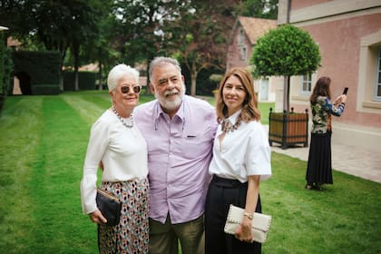 Eleanor Coppola junto a su marido, Francis Ford, y la hija de ambos, Sofia, en una imagen de 2017 registrada en un castillo de las afueras de París