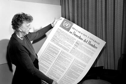 Eleanor Roosevelt sostiene el afiche en español de la Declaración Universal de los Derechos Humanos (1 de noviembre de 1949, Nueva York)
