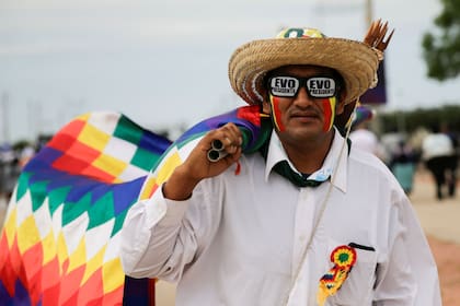 Un simpatizante de Evo Morales, que mañana, tras forzar la Constitución, va por su cuarto mandato en Bolivia