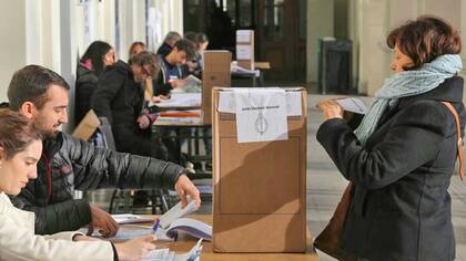 Elecciones 2017 paso 2017 gente votando escuelas boletas padrón La Plata