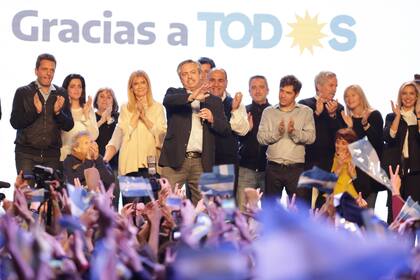 Massa, Magario, Kicillof, Solá, acompañan a Fernández en el escenario