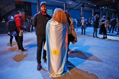 Una simpatizante envuelta en una bandera argentina