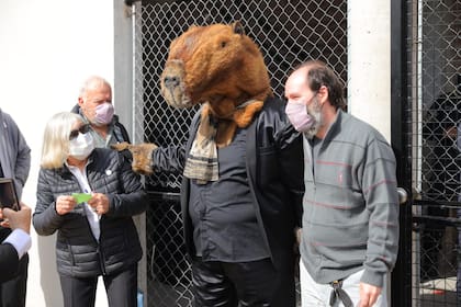 Una persobna disfrazada de carpincho votó en la misma escuela que Diego Santilli en Tigre