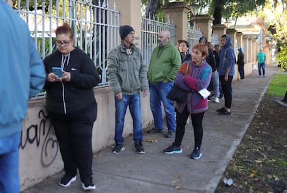 Fila para entrar a votar en escuela técnica 34 Ingeniero Hermitte, antes de que abrieran sus puertas