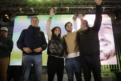 Elecciones en Chubut. Ignacio Torres es el nuevo gobernador electo y anuncia su victoria junto a Horacio Rodríguez Larreta y Patricia Bullrich.