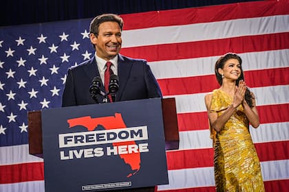 El gobernador reelecto de Florida, Ron DeSantis, junto a su esposa Casey DeSantis, pronuncia un discurso en el Centro de Convenciones de Tampa, la noche de las elecciones, el 8 de noviembre de 2022