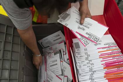 El voto por correo distancia cada vez más a Trump de su meta