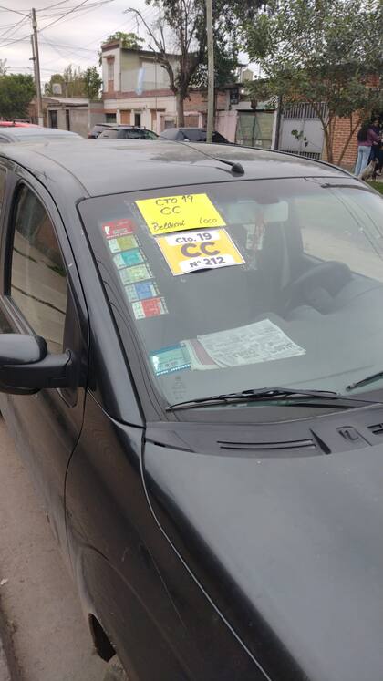 Elecciones en Tucumán: autos identificados trasladan votantes