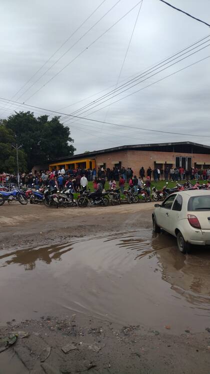 Elecciones en Tucumán: largas filas por la falta de fiscales que no permiten la apertura de las mesas