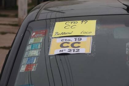 Elecciones en Tucumán: un auto que moviliza votantes y que se identifica con la "CC", las siglas de un puntero del PJ de la zona