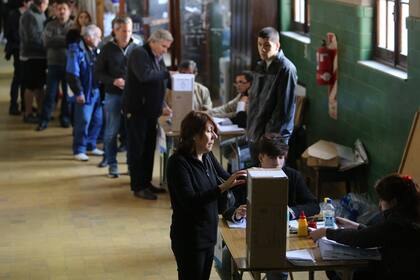 Votación en el colegio Nacional Buenos Aires durante las PASO de 2017