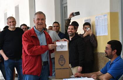 Elecciones presidenciales 2023 el candidato a presidente de Hacemos por Nuestro País, Juan Schiaretti, emitirá su voto en el Instituto Domingo Savio