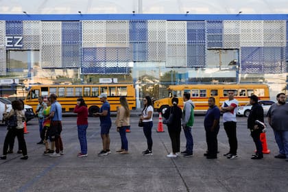 Electores hacen fila en un centro de votación durante las elecciones generales, el domingo 4 de febrero de 2024, en San Salvador, El Salvador.