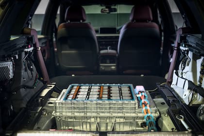 Aunque es posible reemplazar las baterías, los costos suelen ser prohibitivos: el precio de sustituir una batería de iones de litio puede oscilar entre 5000 y 16.000 dólares (Archivo)