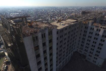 La mole de cemento sobre sale del resto de la ciudad