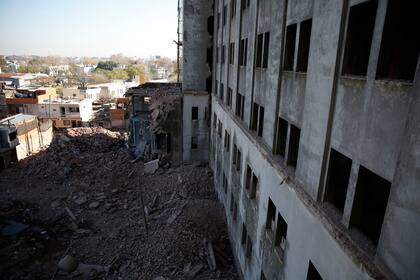 Los escombros rodean la mole