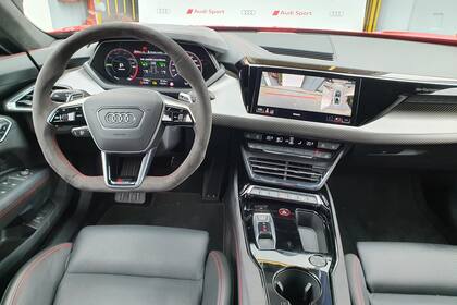 Elegancia deportiva. Equipamiento premium y detalles únicos en el interior de este Audi RS e-tron GT