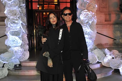 ¡Elegancia y rock! Cande Tinelli y Coti Sorokin comparten la misma pasión por la moda que el flamante matrimonio, y eligieron lucir prendas negras