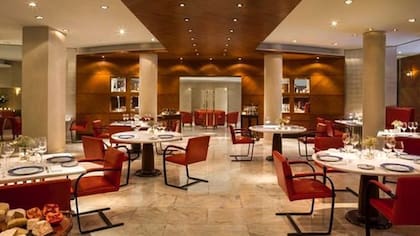 Elegancia y sofisticación, con salones privados y cava propia para reuniones y eventos