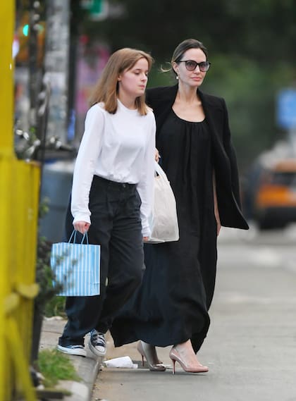 Elegante como siempre, Angelina Jolie optó por un vestido negro largo que combinó con un blazer al tono y stilettos nude. En cambio, su hija Vivienne eligió un look más adolescente con pantalones estilo cargo, remera blanca y zapatillas Converse