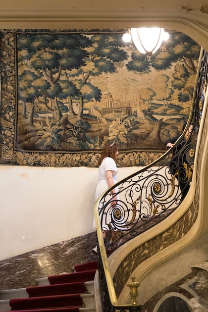 Elegante escalera del Palacio Taranco, frente a la Plaza Zabala
