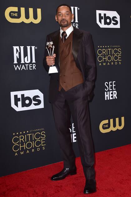 Elegante, Will Smith posa con su premio a mejor actor por su trabajo en Rey Richard