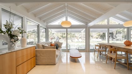 Elegante y descontracturado, el trabajo de interiorismo se centró en mantener el mismo código que el resto de la casa.
