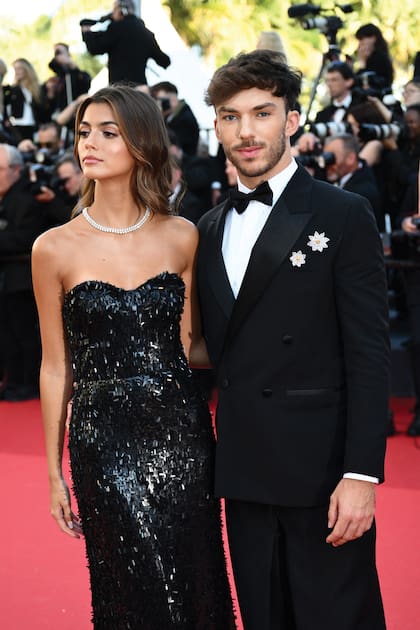Elegantísimo, de smoking, con su novia, la modelo portuguesa Francisca “Kika” Cerqueria Gomes, en la presentación de El conde de Montecristo, en la alfombra roja de Cannes 2024.