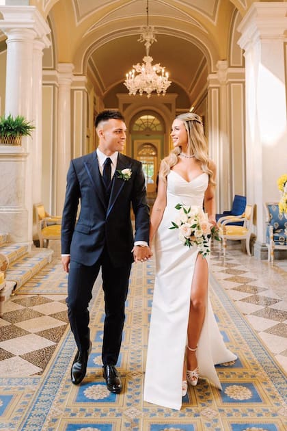 Elegantísimo, el novio llevó traje azul y camisa impoluta. La novia, en tanto, optó por un sensual diseño de línea sirena con tajo de vértigo.
