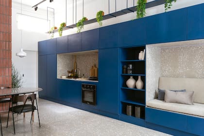 “Elegimos el terrazo, resistente y de bajo costo, con el que pudimos generar una continuidad espacial”, nos contó el arquitecto Víctor Della Vecchia, autor de esta obra.