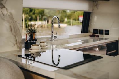 "Elegimos una barra de material liviano, ideal para embarcaciones". Grifería (Drop). Vajilla (Euca).