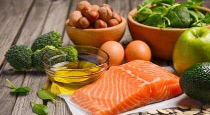 Elegir alimentos frescos, limitar los ultra procesados, dormir adecuadamente, conectarse socialmente y manejar el stress, algo habitual en tiempos de pandemia.