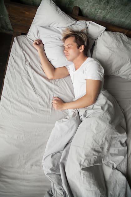 Elegir el lado derecho para descansar no es una decisión aleatoria (Foto: Freepik)