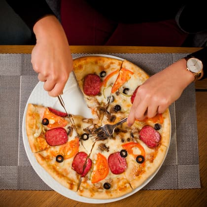 Elegir los cubiertos para comer pizza habla de una personalidad estructurada (Foto: Freepik)