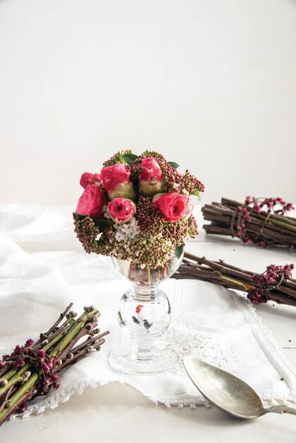 Elegir ramas con yemas les dará un encanto extra a los ataditos que acompañan el arreglo principal.