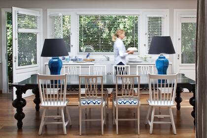 Elegir sillas que no sean todas del mismo diseño pero que compartan algún patrón es un buen recurso para dale dinamismo al espacio