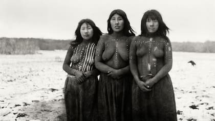 Elek, Angela Loij e Imshuta durante el rito selknam Kewánix