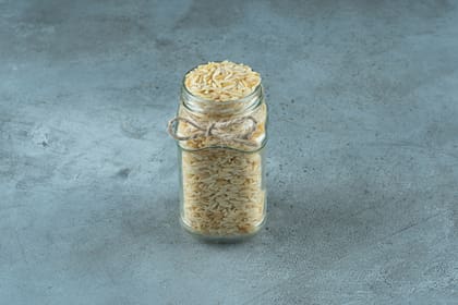 Elementos clave: arroz, laurel, monedas y una intención clara