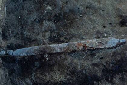 Elementos cortantes como hojas de cuchillas, espadas o puntas de flechas aparecieron en la zona y fueron exhibidas por los arqueólogos