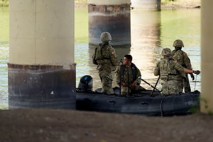 Elementos de la Guardia Nacional de Texas ayudan a vigilar el río Bravo (o Grande) (archivo)