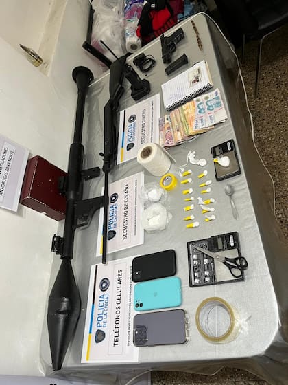 Elementos secuestrados en el interior de la propiedad del barrio de Monte Castro