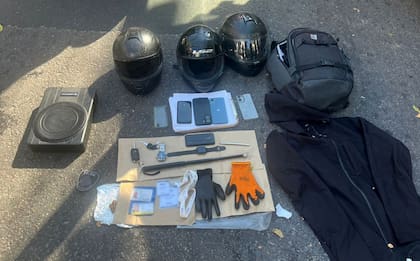 Elementos secuestrados en el procedimiento: tres cascos, guantes, una campera oscura, teléfonos celulares, documentación y otros objetos vinculados al robo