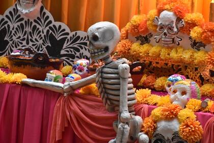 Elementos simbólicos en los altares mexicanos por el Día de los Muertos
