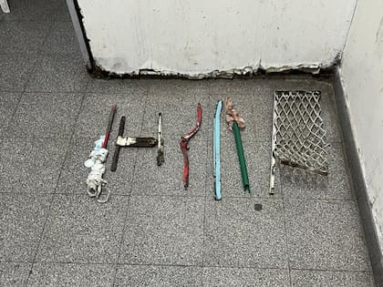 Elementos usados por los menores como armas en su intento de fuga